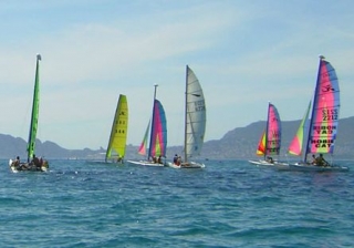  学习双体船航行 